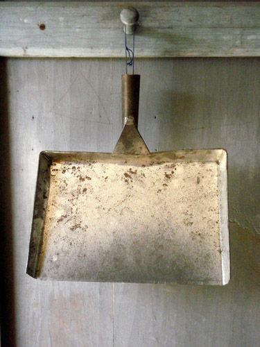 shaker dustpan shaker dustpan